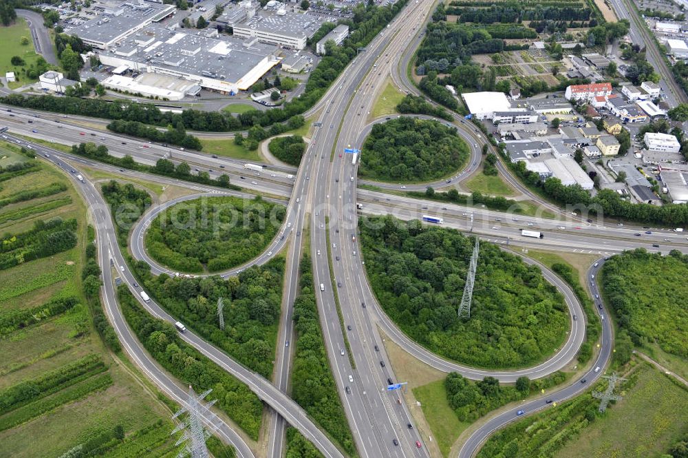 Frankfurt am Main from above - Blick auf das Autobahnkreuz Nordwestkreuz Frankfurt am Main. Das Nordwestkreuz Frankfurt verbindet die A 5 mit der A 66. Das Autobahnkreuz ist ein unvollständiges Kleeblatt, und liegt im Nordwesten von Frankfurt am Main in Hessen. The interchange Nordwestkreuz in Frankfurt, Germany. SPERRFRIST bis 12-2011 !