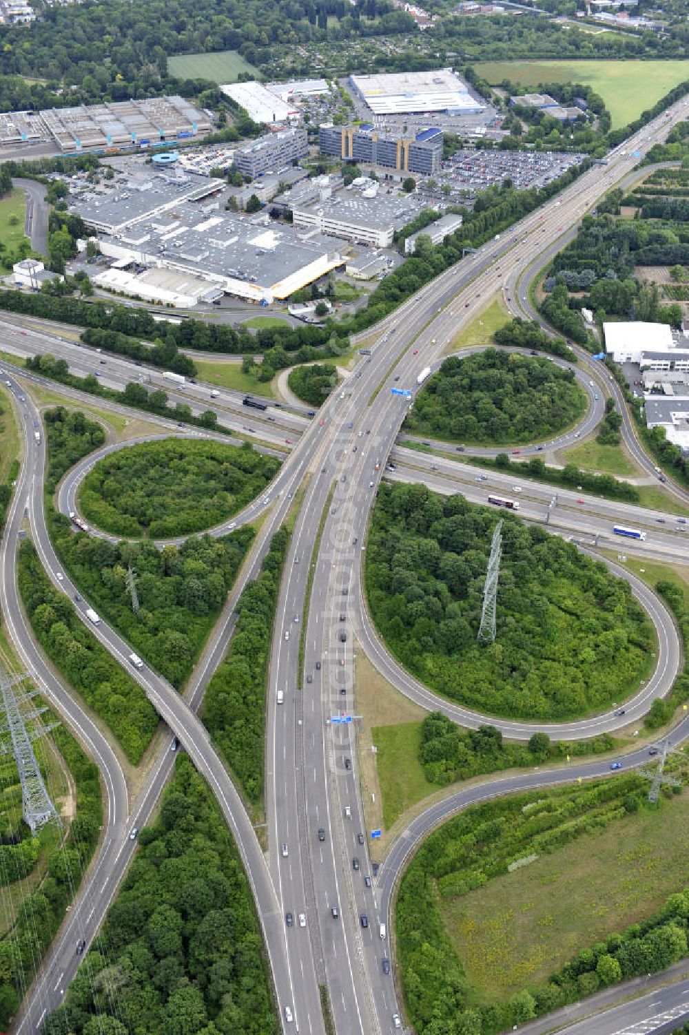 Frankfurt am Main from the bird's eye view: Blick auf das Autobahnkreuz Nordwestkreuz Frankfurt am Main. Das Nordwestkreuz Frankfurt verbindet die A 5 mit der A 66. Das Autobahnkreuz ist ein unvollständiges Kleeblatt, und liegt im Nordwesten von Frankfurt am Main in Hessen. The interchange Nordwestkreuz in Frankfurt, Germany. SPERRFRIST bis 12-2011 !