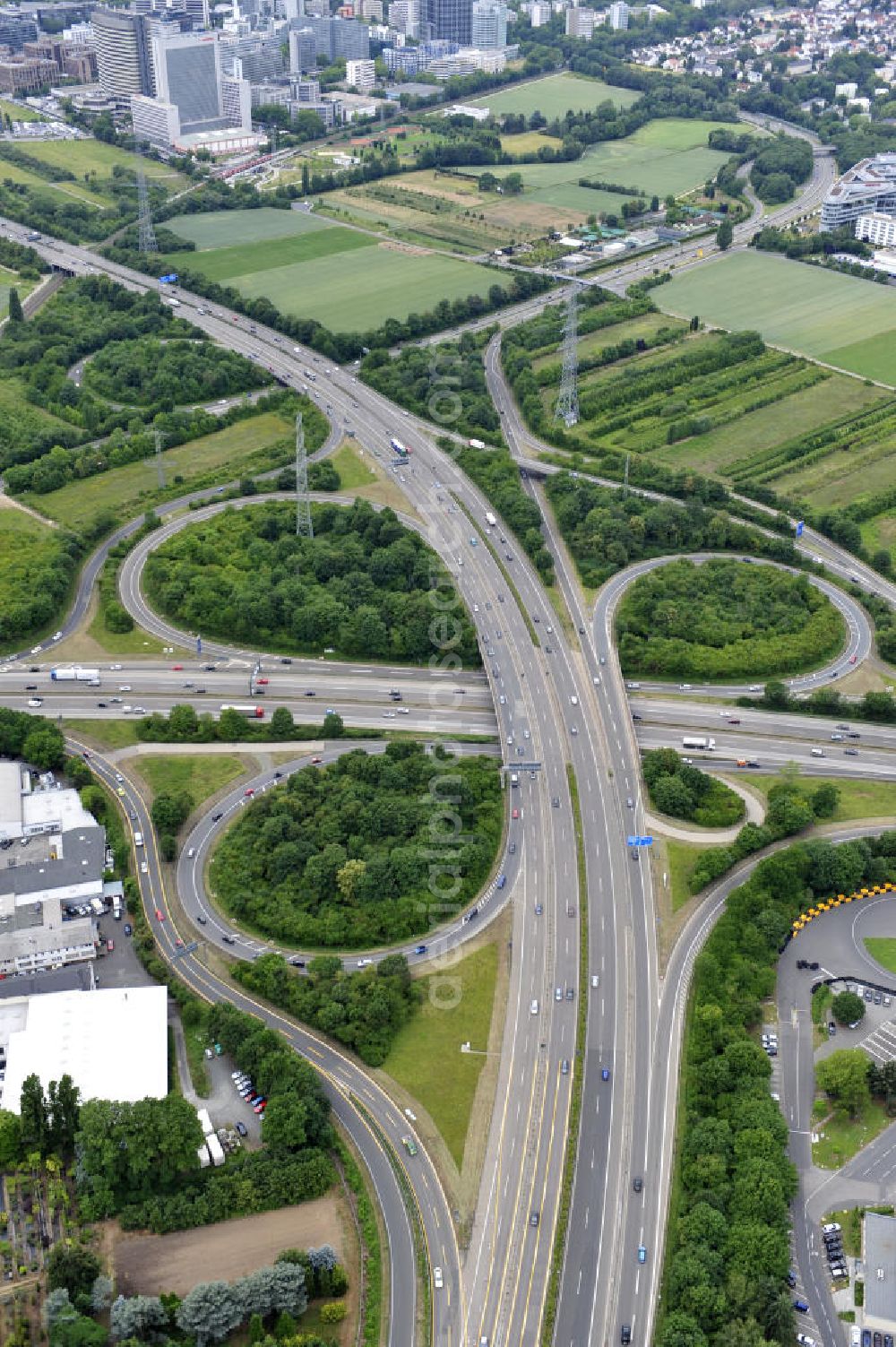 Aerial image Frankfurt am Main - Blick auf das Autobahnkreuz Nordwestkreuz Frankfurt am Main. Das Nordwestkreuz Frankfurt verbindet die A 5 mit der A 66. Das Autobahnkreuz ist ein unvollständiges Kleeblatt, und liegt im Nordwesten von Frankfurt am Main in Hessen. The interchange Nordwestkreuz in Frankfurt, Germany. SPERRFRIST bis 12-2011 !