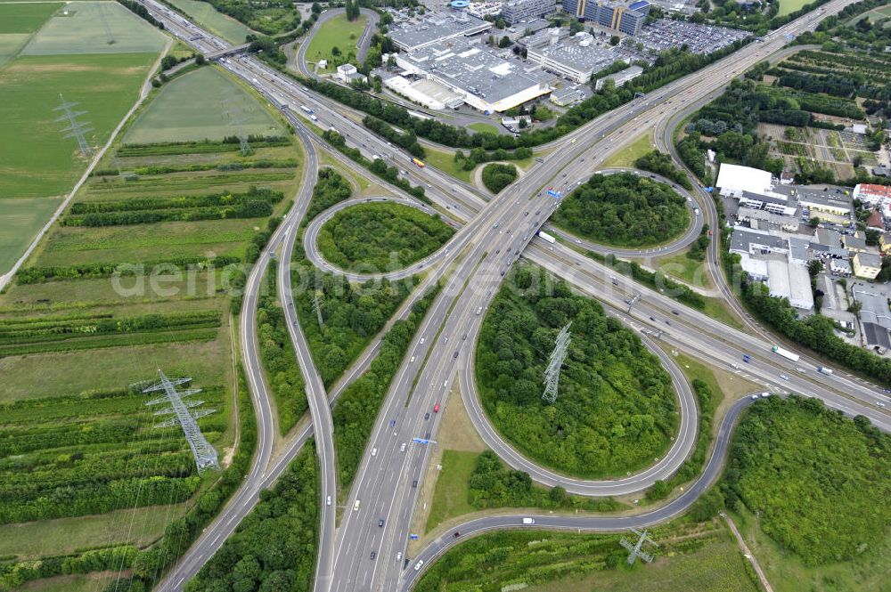 Aerial photograph Frankfurt am Main - Blick auf das Autobahnkreuz Nordwestkreuz Frankfurt am Main. Das Nordwestkreuz Frankfurt verbindet die A 5 mit der A 66. Das Autobahnkreuz ist ein unvollständiges Kleeblatt, und liegt im Nordwesten von Frankfurt am Main in Hessen. The interchange Nordwestkreuz in Frankfurt, Germany. SPERRFRIST bis 12-2011 !