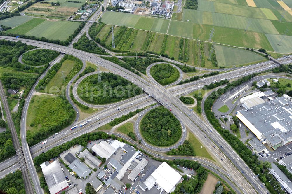 Frankfurt am Main from above - Blick auf das Autobahnkreuz Nordwestkreuz Frankfurt am Main. Das Nordwestkreuz Frankfurt verbindet die A 5 mit der A 66. Das Autobahnkreuz ist ein unvollständiges Kleeblatt, und liegt im Nordwesten von Frankfurt am Main in Hessen. The interchange Nordwestkreuz in Frankfurt, Germany. SPERRFRIST bis 12-2011 !