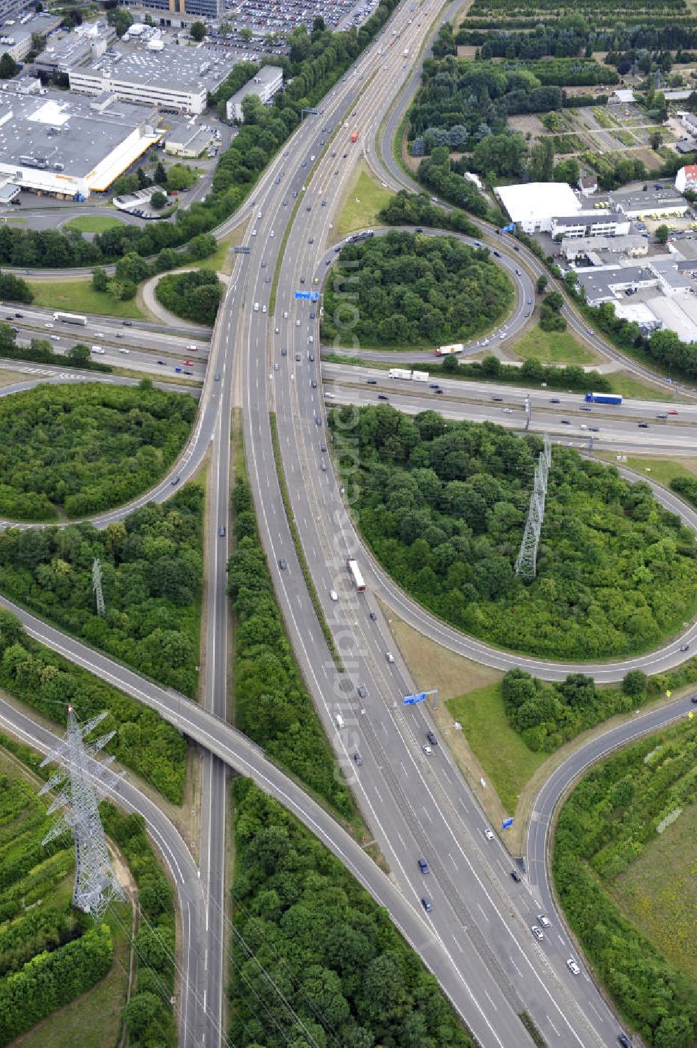 Frankfurt am Main from the bird's eye view: Blick auf das Autobahnkreuz Nordwestkreuz Frankfurt am Main. Das Nordwestkreuz Frankfurt verbindet die A 5 mit der A 66. Das Autobahnkreuz ist ein unvollständiges Kleeblatt, und liegt im Nordwesten von Frankfurt am Main in Hessen. The interchange Nordwestkreuz in Frankfurt, Germany.