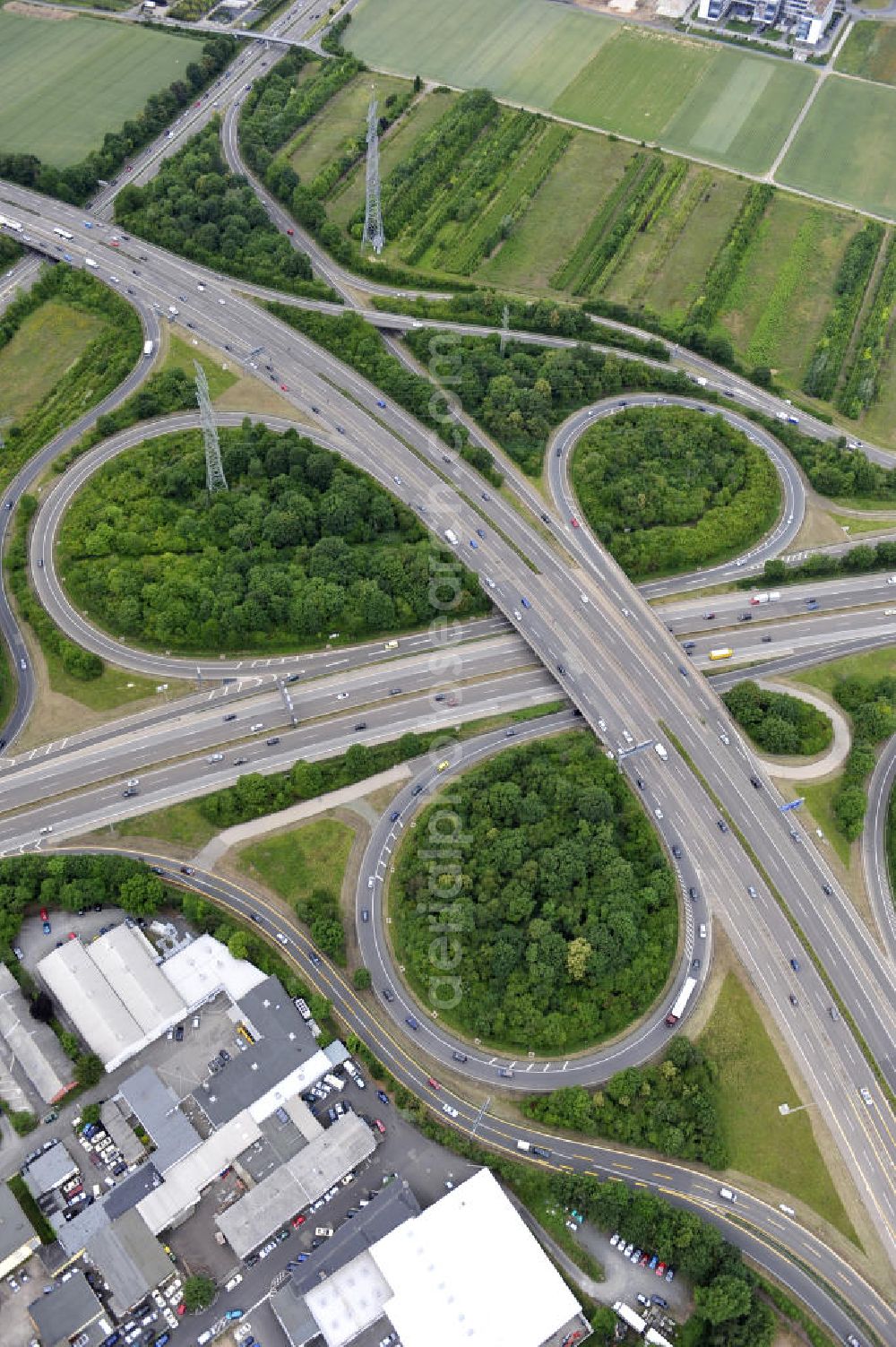 Aerial image Frankfurt am Main - Blick auf das Autobahnkreuz Nordwestkreuz Frankfurt am Main. Das Nordwestkreuz Frankfurt verbindet die A 5 mit der A 66. Das Autobahnkreuz ist ein unvollständiges Kleeblatt, und liegt im Nordwesten von Frankfurt am Main in Hessen. The interchange Nordwestkreuz in Frankfurt, Germany.