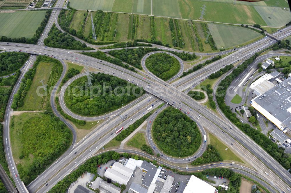 Aerial photograph Frankfurt am Main - Blick auf das Autobahnkreuz Nordwestkreuz Frankfurt am Main. Das Nordwestkreuz Frankfurt verbindet die A 5 mit der A 66. Das Autobahnkreuz ist ein unvollständiges Kleeblatt, und liegt im Nordwesten von Frankfurt am Main in Hessen. The interchange Nordwestkreuz in Frankfurt, Germany.