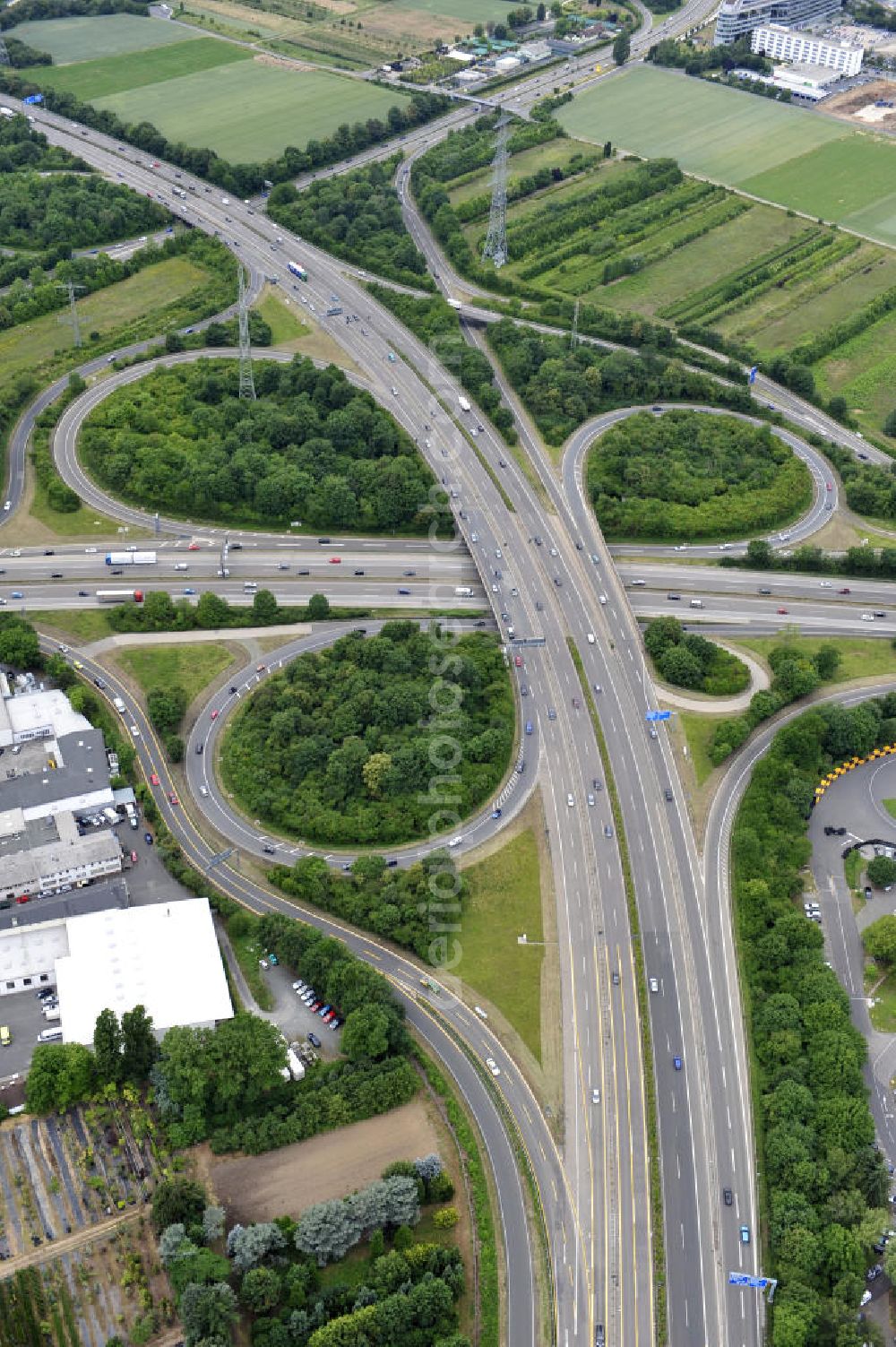 Frankfurt am Main from above - Blick auf das Autobahnkreuz Nordwestkreuz Frankfurt am Main. Das Nordwestkreuz Frankfurt verbindet die A 5 mit der A 66. Das Autobahnkreuz ist ein unvollständiges Kleeblatt, und liegt im Nordwesten von Frankfurt am Main in Hessen. The interchange Nordwestkreuz in Frankfurt, Germany.