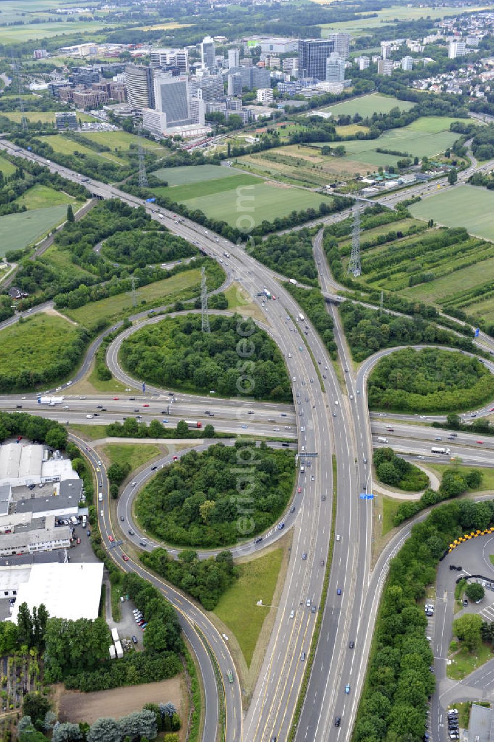 Frankfurt am Main from the bird's eye view: Blick auf das Autobahnkreuz Nordwestkreuz Frankfurt am Main. Das Nordwestkreuz Frankfurt verbindet die A 5 mit der A 66. Das Autobahnkreuz ist ein unvollständiges Kleeblatt, und liegt im Nordwesten von Frankfurt am Main in Hessen. The interchange Nordwestkreuz in Frankfurt, Germany.