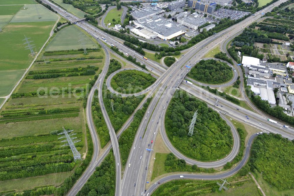 Aerial image Frankfurt am Main - Blick auf das Autobahnkreuz Nordwestkreuz Frankfurt am Main. Das Nordwestkreuz Frankfurt verbindet die A 5 mit der A 66. Das Autobahnkreuz ist ein unvollständiges Kleeblatt, und liegt im Nordwesten von Frankfurt am Main in Hessen. The interchange Nordwestkreuz in Frankfurt, Germany.