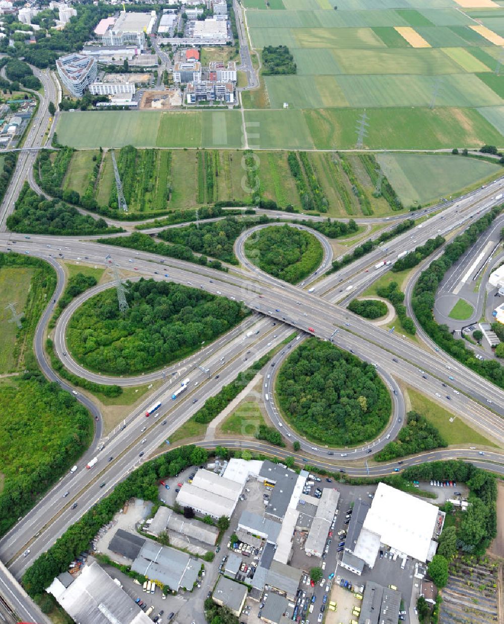 Frankfurt am Main from above - Blick auf das Autobahnkreuz Nordwestkreuz Frankfurt am Main. Das Nordwestkreuz Frankfurt verbindet die A 5 mit der A 66. Das Autobahnkreuz ist ein unvollständiges Kleeblatt, und liegt im Nordwesten von Frankfurt am Main in Hessen. The interchange Nordwestkreuz in Frankfurt, Germany.