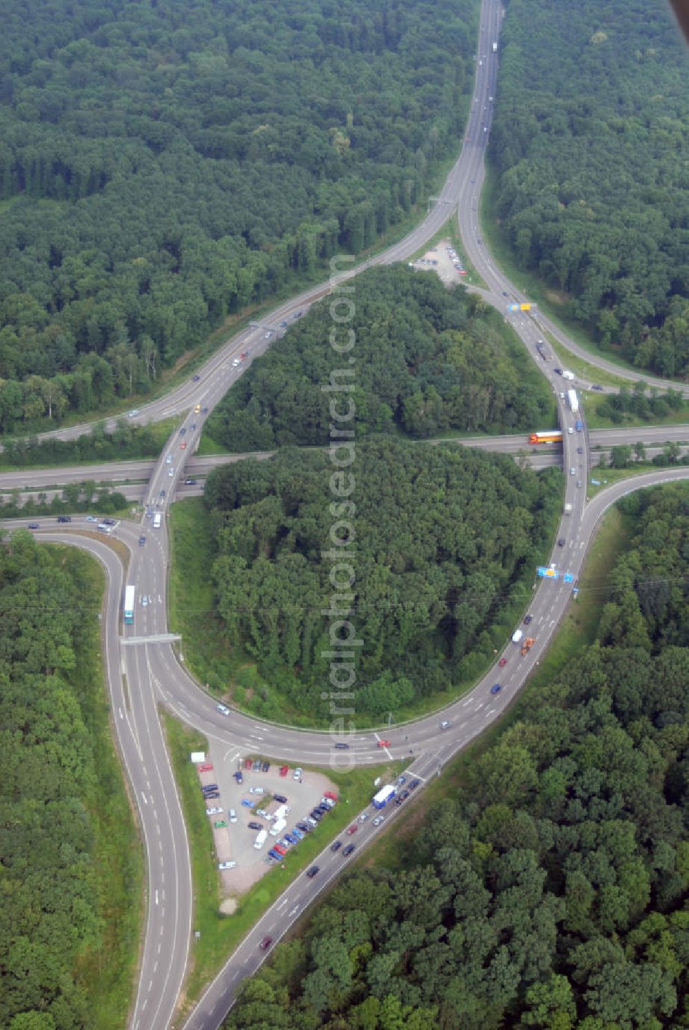 Offenburg from above - Blick auf die Autobahnabfahrt Offenburg. Die Abfahrt Offenburg ist Teil der A5 vom Hattenbacher Dreieck bis an die Grenze zur Schweiz. Auf 445 km Länge bestehen Verbindungen u.a. zum französischen Autobahnnetz (bis Barcelona) und zur Verbindung Holland - Österreich. Als Teil der HaFraBa E.V. (Nord-Süd Verbindung) ist sie eine der meist befahrensten Strassen Europas.