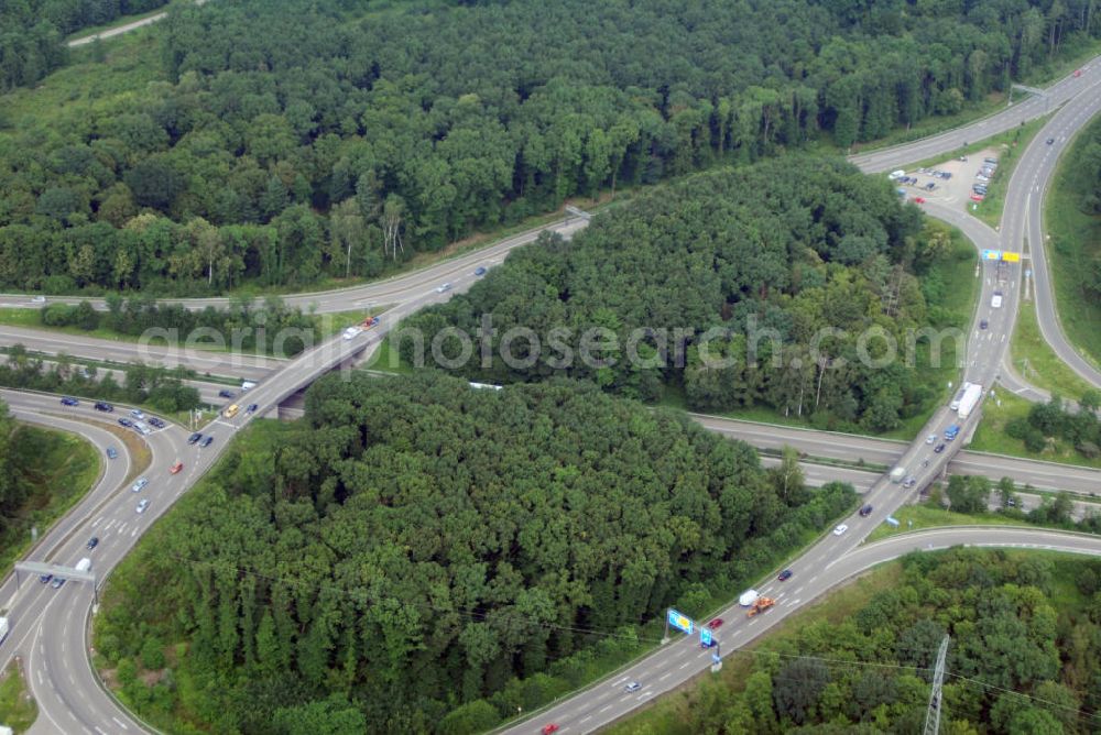 Offenburg from the bird's eye view: Blick auf die Autobahnabfahrt Offenburg. Die Abfahrt Offenburg ist Teil der A5 vom Hattenbacher Dreieck bis an die Grenze zur Schweiz. Auf 445 km Länge bestehen Verbindungen u.a. zum französischen Autobahnnetz (bis Barcelona) und zur Verbindung Holland - Österreich. Als Teil der HaFraBa E.V. (Nord-Süd Verbindung) ist sie eine der meist befahrensten Strassen Europas.