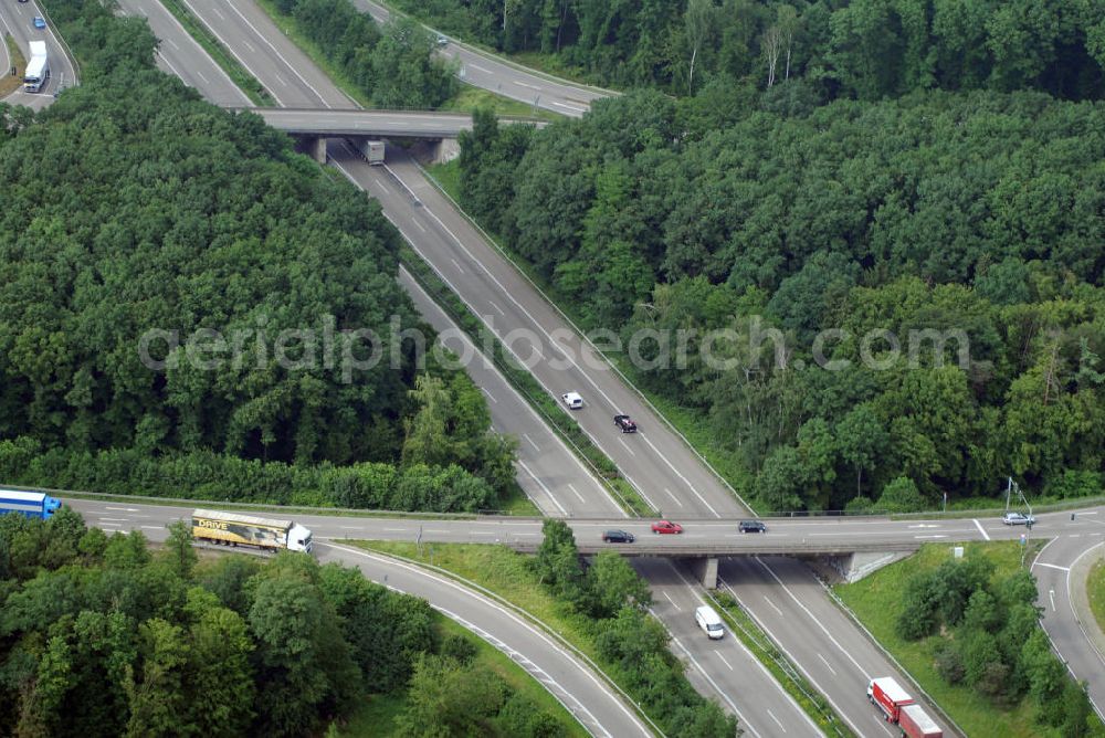 Offenburg from the bird's eye view: Blick auf die Autobahnabfahrt Offenburg. Die Abfahrt Offenburg ist Teil der A5 vom Hattenbacher Dreieck bis an die Grenze zur Schweiz. Auf 445 km Länge bestehen Verbindungen u.a. zum französischen Autobahnnetz (bis Barcelona) und zur Verbindung Holland - Österreich. Als Teil der HaFraBa E.V. (Nord-Süd Verbindung) ist sie eine der meist befahrensten Strassen Europas.