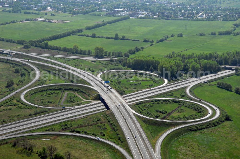 ORANIENBURG from above - Autobahnkreuz Oranienburg (E 26 / A19 und A111 Berliner Ring) mit Einmündung der Ortsumfahrung Oranienburg B96. Landesbetrieb Straßenwesen Brandenburg (