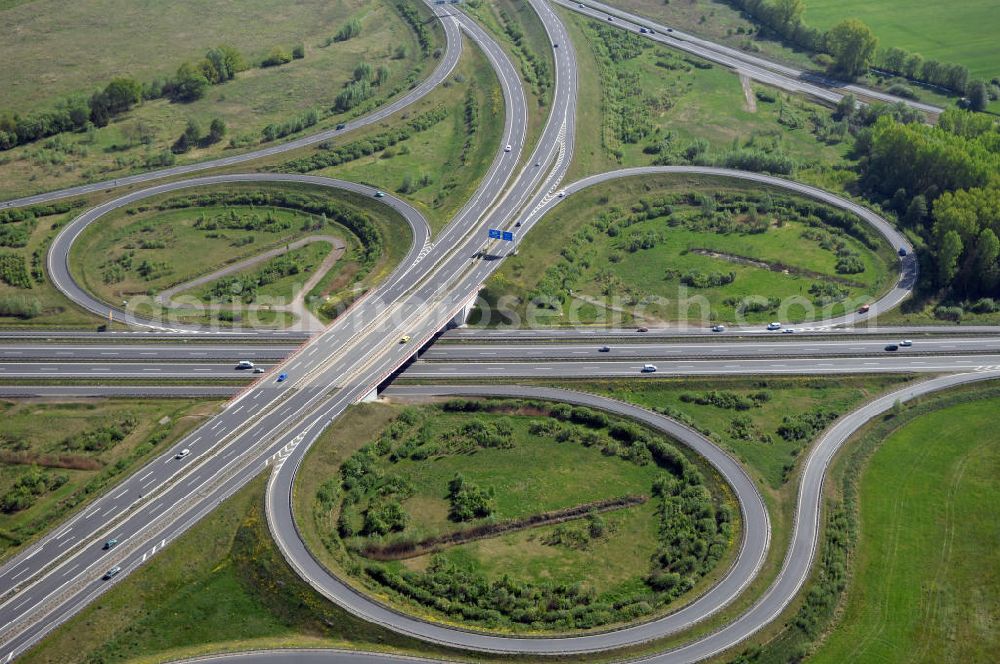 ORANIENBURG from the bird's eye view: Autobahnkreuz Oranienburg (E 26 / A19 und A111 Berliner Ring) mit Einmündung der Ortsumfahrung Oranienburg B96. Landesbetrieb Straßenwesen Brandenburg (