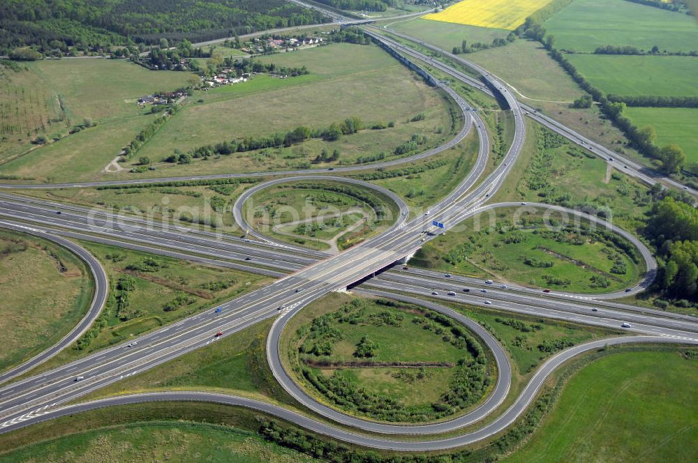 Aerial image ORANIENBURG - Autobahnkreuz Oranienburg (E 26 / A19 und A111 Berliner Ring) mit Einmündung der Ortsumfahrung Oranienburg B96. Landesbetrieb Straßenwesen Brandenburg (