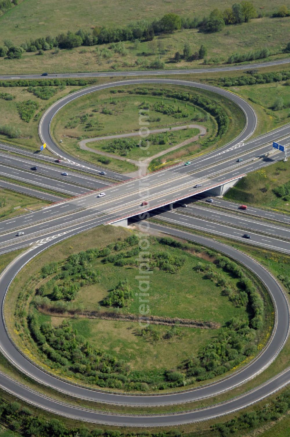 Aerial photograph ORANIENBURG - Autobahnkreuz Oranienburg (E 26 / A19 und A111 Berliner Ring) mit Einmündung der Ortsumfahrung Oranienburg B96. Landesbetrieb Straßenwesen Brandenburg (