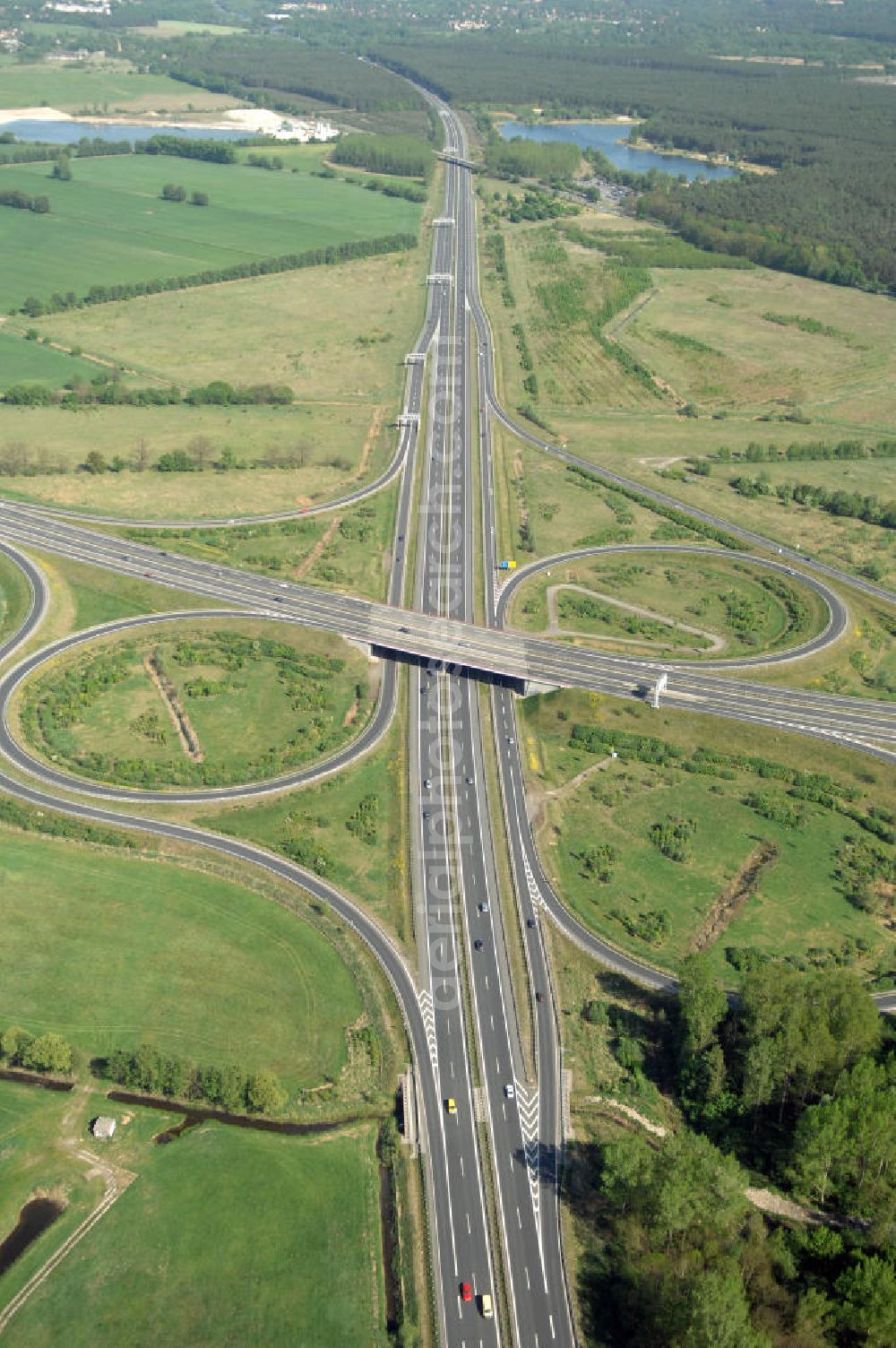 ORANIENBURG from the bird's eye view: Autobahnkreuz Oranienburg (E 26 / A19 und A111 Berliner Ring) mit Einmündung der Ortsumfahrung Oranienburg B96. Landesbetrieb Straßenwesen Brandenburg (