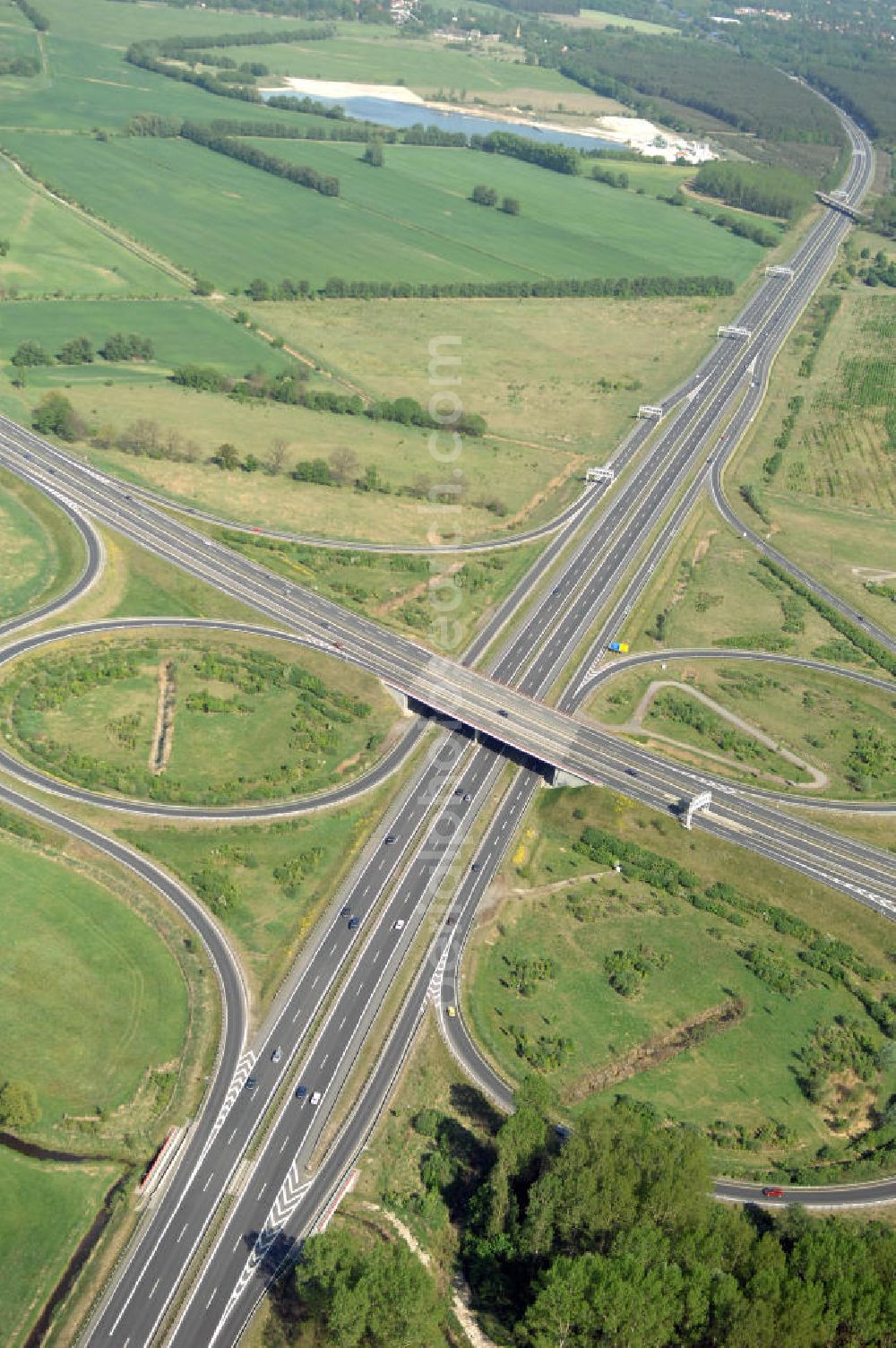 Aerial image ORANIENBURG - Autobahnkreuz Oranienburg (E 26 / A19 und A111 Berliner Ring) mit Einmündung der Ortsumfahrung Oranienburg B96. Landesbetrieb Straßenwesen Brandenburg (