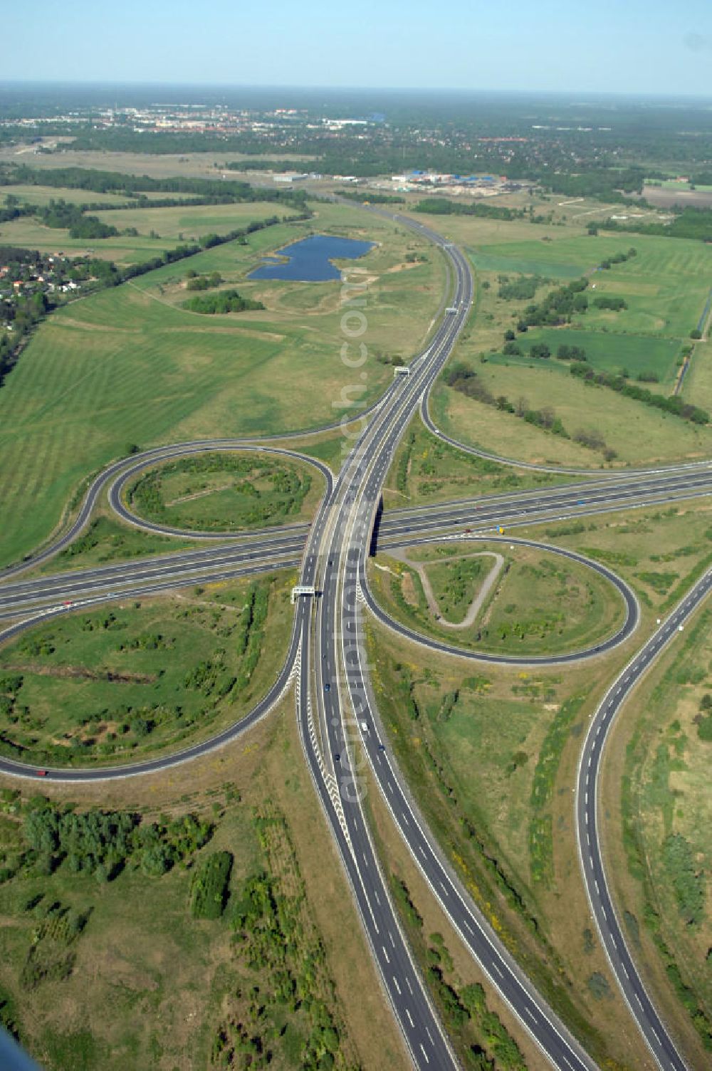 Aerial image ORANIENBURG - Autobahnkreuz Oranienburg (E 26 / A19 und A111 Berliner Ring) mit Einmündung der Ortsumfahrung Oranienburg B96. Landesbetrieb Straßenwesen Brandenburg (