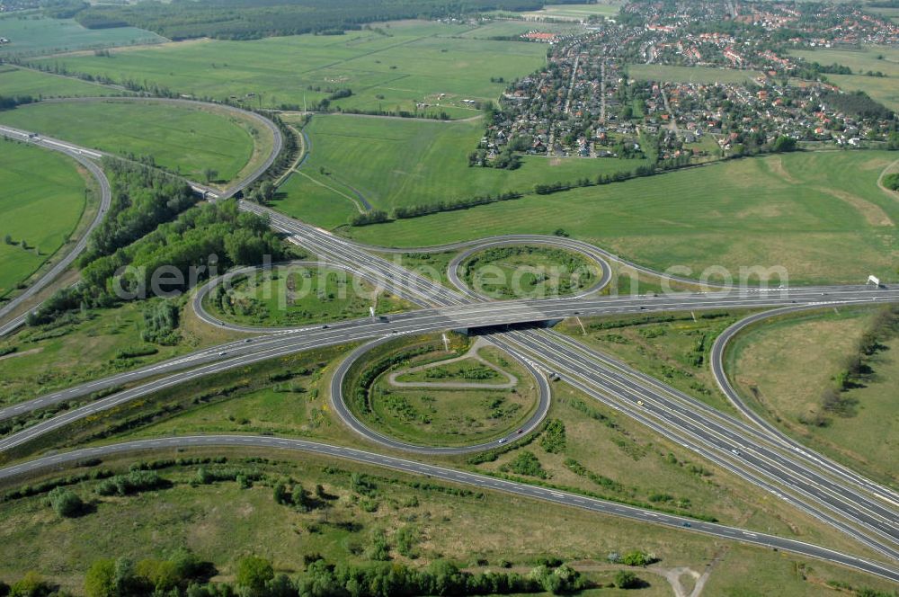 Aerial photograph ORANIENBURG - Autobahnkreuz Oranienburg (E 26 / A19 und A111 Berliner Ring) mit Einmündung der Ortsumfahrung Oranienburg B96. Landesbetrieb Straßenwesen Brandenburg (