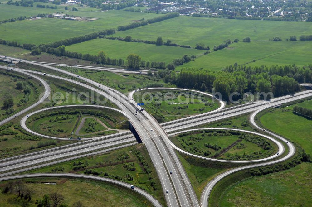 ORANIENBURG from above - Autobahnkreuz Oranienburg (E 26 / A19 und A111 Berliner Ring) mit Einmündung der Ortsumfahrung Oranienburg B96. Landesbetrieb Straßenwesen Brandenburg (