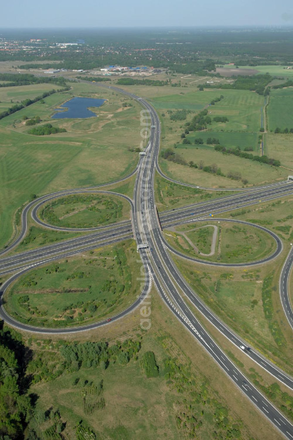 Aerial image ORANIENBURG - Autobahnkreuz Oranienburg (E 26 / A19 und A111 Berliner Ring) mit Einmündung der Ortsumfahrung Oranienburg B96. Landesbetrieb Straßenwesen Brandenburg (