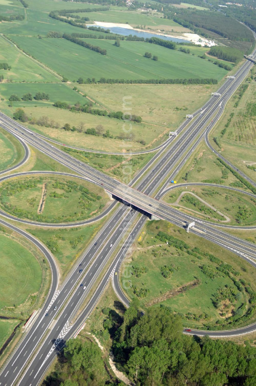 Aerial photograph ORANIENBURG - Autobahnkreuz Oranienburg (E 26 / A19 und A111 Berliner Ring) mit Einmündung der Ortsumfahrung Oranienburg B96. Landesbetrieb Straßenwesen Brandenburg (