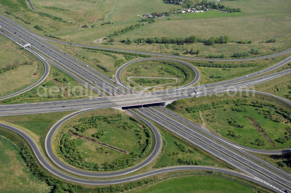 ORANIENBURG from above - Autobahnkreuz Oranienburg (E 26 / A19 und A111 Berliner Ring) mit Einmündung der Ortsumfahrung Oranienburg B96. Landesbetrieb Straßenwesen Brandenburg (