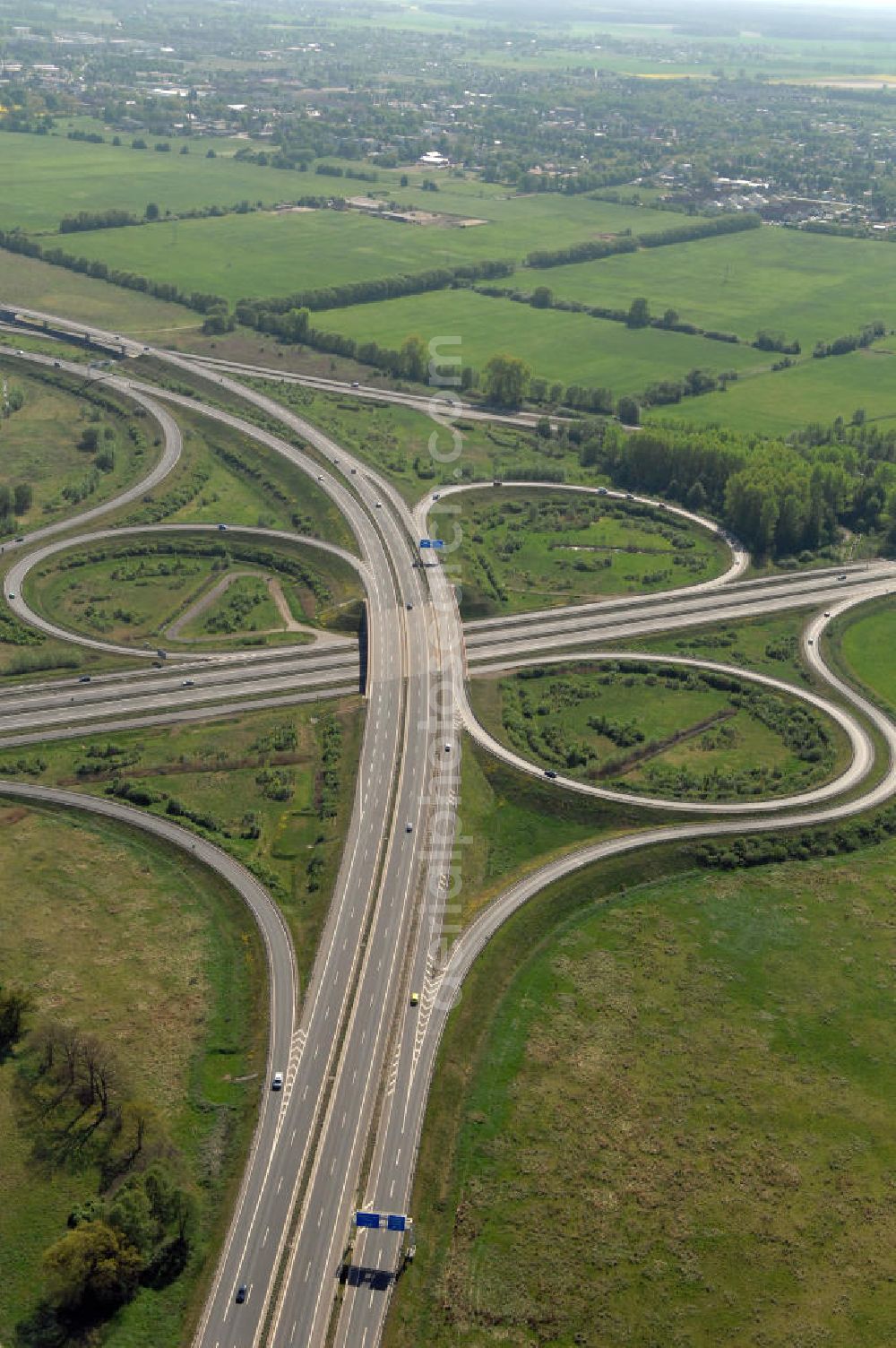 ORANIENBURG from the bird's eye view: Autobahnkreuz Oranienburg (E 26 / A19 und A111 Berliner Ring) mit Einmündung der Ortsumfahrung Oranienburg B96. Landesbetrieb Straßenwesen Brandenburg (