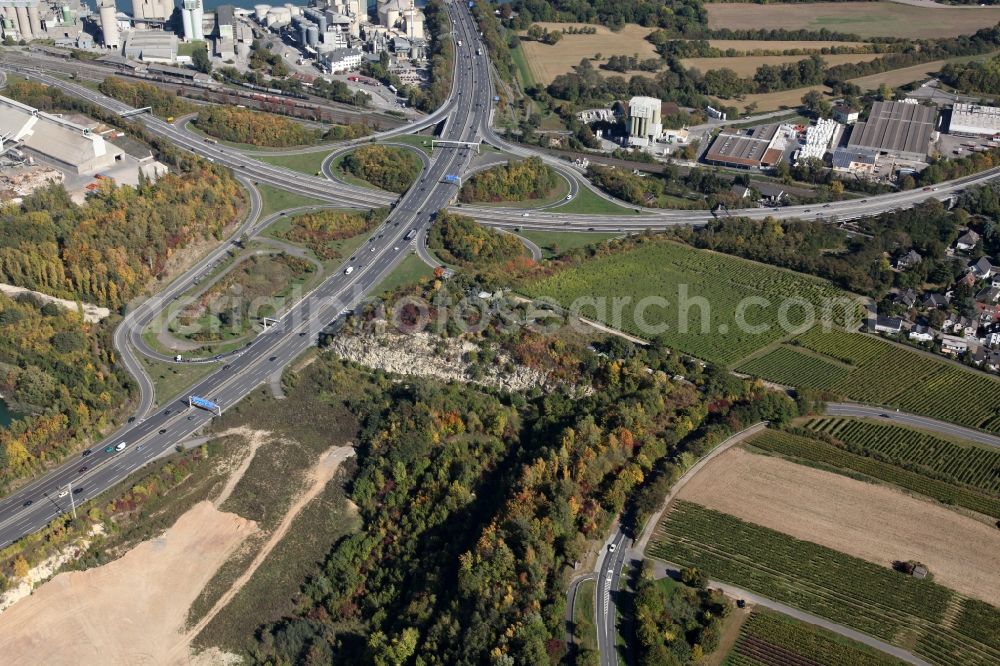 Aerial photograph Mainz - Motorway junction in the Hechtsheim part in the city of Mainz in Rhineland-Palatinate. The district is located in the agriculturally informed South of the state capital and consists largely of residential estates and single family homes. Hechtsheim is the largest district of Mainz. The federal motorway A60 meets the federal highway B9 in the East of the district