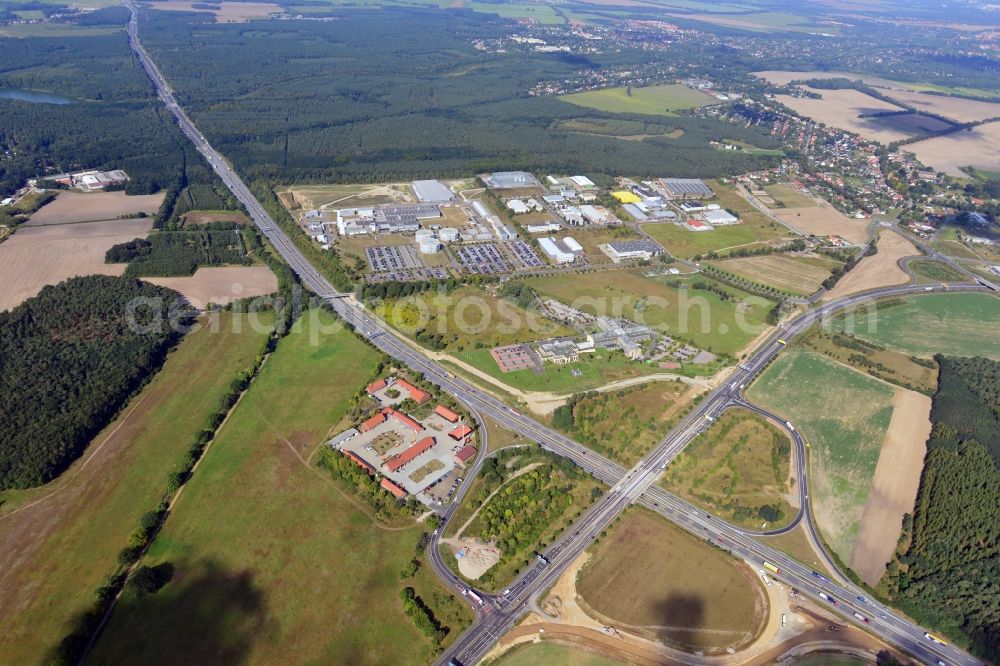 Aerial photograph Rangsdorf - View at the intersection Rangsdorf and the highway maintenance at the A 10 near Rangsdorf and the business park Eschenweg in Blankenfelde-Mahlow in the federal state of Brandenburg. The highway section is the Brandenburg State Office highway turnpike Rangsdorf assumed