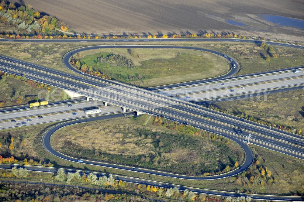 Aerial photograph Rippach - Das Autobahnkreuz Rippachtal verbindet die A 9 mit der A 38 und ist Teil der Mitteldeutschen Schleife. Das Autobahnkreuz ist von der Bauform ein Kleeblatt mit Tangentenlösungen. Auftraggeber war die DEGES Deutsche Einheit Fernstraßenplanungs u. -bau GmbH, ausführende Bauunternehmen die Firmen MAX BÖGL und Walter Bau AG. Bauüberwachung oblag der Bauüberwachung Hensel Ingenieur GmbH. The interchange connects the A Rippachtal 9 with the A 38 and is part of the Central German loop.