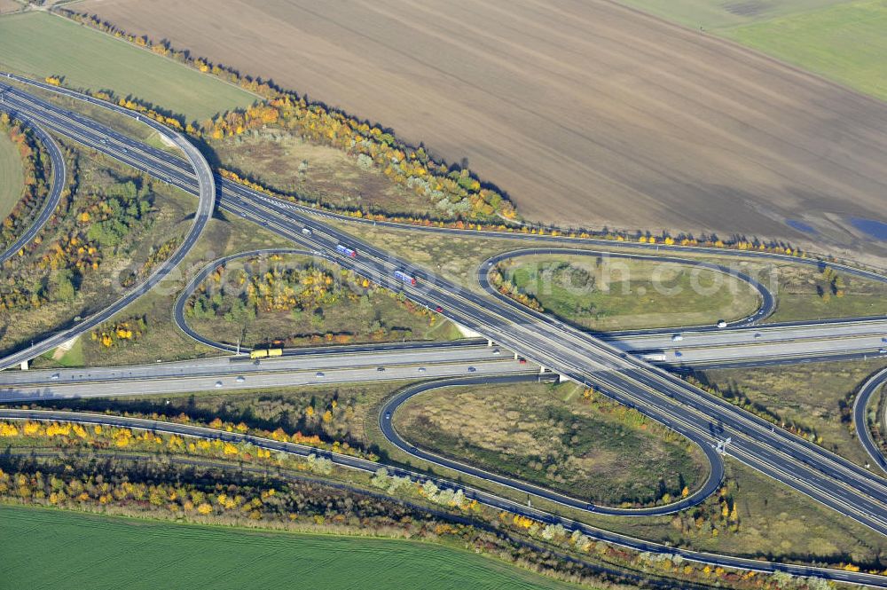 Rippach from the bird's eye view: Das Autobahnkreuz Rippachtal verbindet die A 9 mit der A 38 und ist Teil der Mitteldeutschen Schleife. Das Autobahnkreuz ist von der Bauform ein Kleeblatt mit Tangentenlösungen. Auftraggeber war die DEGES Deutsche Einheit Fernstraßenplanungs u. -bau GmbH, ausführende Bauunternehmen die Firmen MAX BÖGL und Walter Bau AG. Bauüberwachung oblag der Bauüberwachung Hensel Ingenieur GmbH. The interchange connects the A Rippachtal 9 with the A 38 and is part of the Central German loop.