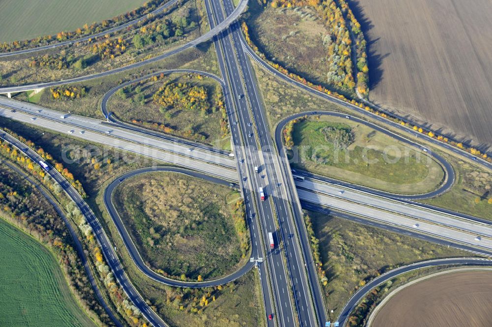 Aerial image Rippach - Das Autobahnkreuz Rippachtal verbindet die A 9 mit der A 38 und ist Teil der Mitteldeutschen Schleife. Das Autobahnkreuz ist von der Bauform ein Kleeblatt mit Tangentenlösungen. Auftraggeber war die DEGES Deutsche Einheit Fernstraßenplanungs u. -bau GmbH, ausführende Bauunternehmen die Firmen MAX BÖGL und Walter Bau AG. Bauüberwachung oblag der Bauüberwachung Hensel Ingenieur GmbH. The interchange connects the A Rippachtal 9 with the A 38 and is part of the Central German loop.