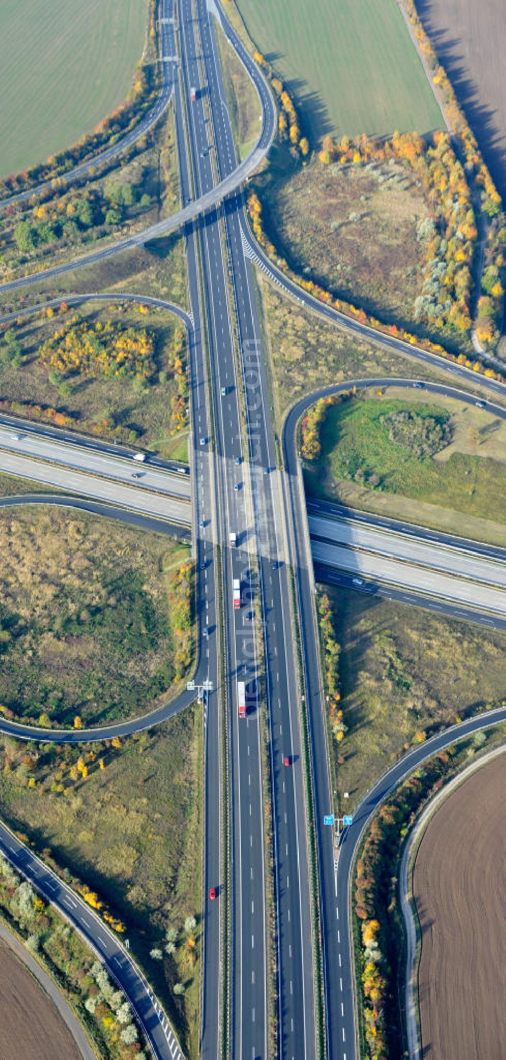 Aerial photograph Rippach - Das Autobahnkreuz Rippachtal verbindet die A 9 mit der A 38 und ist Teil der Mitteldeutschen Schleife. Das Autobahnkreuz ist von der Bauform ein Kleeblatt mit Tangentenlösungen. Auftraggeber war die DEGES Deutsche Einheit Fernstraßenplanungs u. -bau GmbH, ausführende Bauunternehmen die Firmen MAX BÖGL und Walter Bau AG. Bauüberwachung oblag der Bauüberwachung Hensel Ingenieur GmbH. The interchange connects the A Rippachtal 9 with the A 38 and is part of the Central German loop.