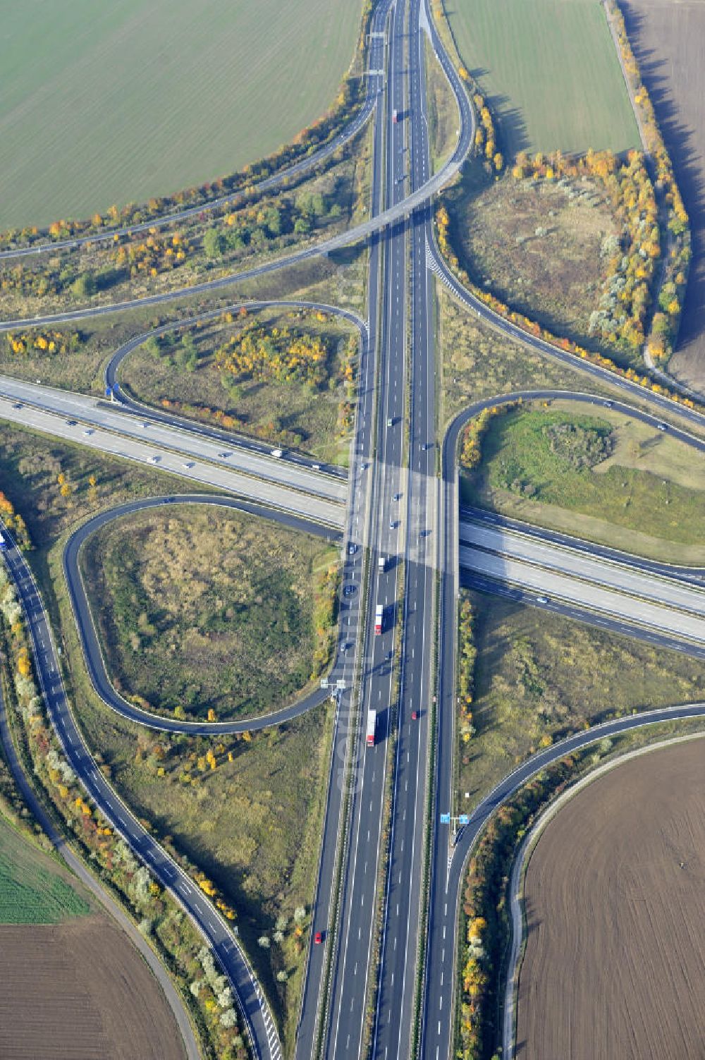 Rippach from above - Das Autobahnkreuz Rippachtal verbindet die A 9 mit der A 38 und ist Teil der Mitteldeutschen Schleife. Das Autobahnkreuz ist von der Bauform ein Kleeblatt mit Tangentenlösungen. Auftraggeber war die DEGES Deutsche Einheit Fernstraßenplanungs u. -bau GmbH, ausführende Bauunternehmen die Firmen MAX BÖGL und Walter Bau AG. Bauüberwachung oblag der Bauüberwachung Hensel Ingenieur GmbH. The interchange connects the A Rippachtal 9 with the A 38 and is part of the Central German loop.