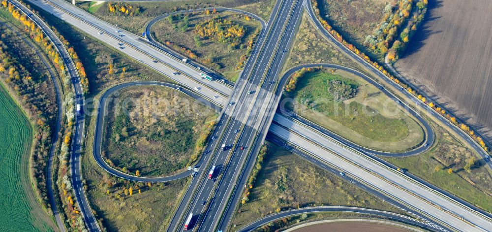 Rippach from the bird's eye view: Das Autobahnkreuz Rippachtal verbindet die A 9 mit der A 38 und ist Teil der Mitteldeutschen Schleife. Das Autobahnkreuz ist von der Bauform ein Kleeblatt mit Tangentenlösungen. Auftraggeber war die DEGES Deutsche Einheit Fernstraßenplanungs u. -bau GmbH, ausführende Bauunternehmen die Firmen MAX BÖGL und Walter Bau AG. Bauüberwachung oblag der Bauüberwachung Hensel Ingenieur GmbH. The interchange connects the A Rippachtal 9 with the A 38 and is part of the Central German loop.