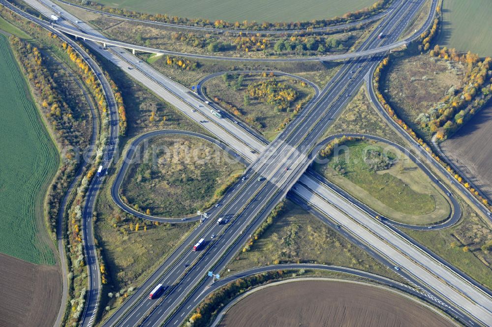 Aerial image Rippach - Das Autobahnkreuz Rippachtal verbindet die A 9 mit der A 38 und ist Teil der Mitteldeutschen Schleife. Das Autobahnkreuz ist von der Bauform ein Kleeblatt mit Tangentenlösungen. Auftraggeber war die DEGES Deutsche Einheit Fernstraßenplanungs u. -bau GmbH, ausführende Bauunternehmen die Firmen MAX BÖGL und Walter Bau AG. Bauüberwachung oblag der Bauüberwachung Hensel Ingenieur GmbH. The interchange connects the A Rippachtal 9 with the A 38 and is part of the Central German loop.