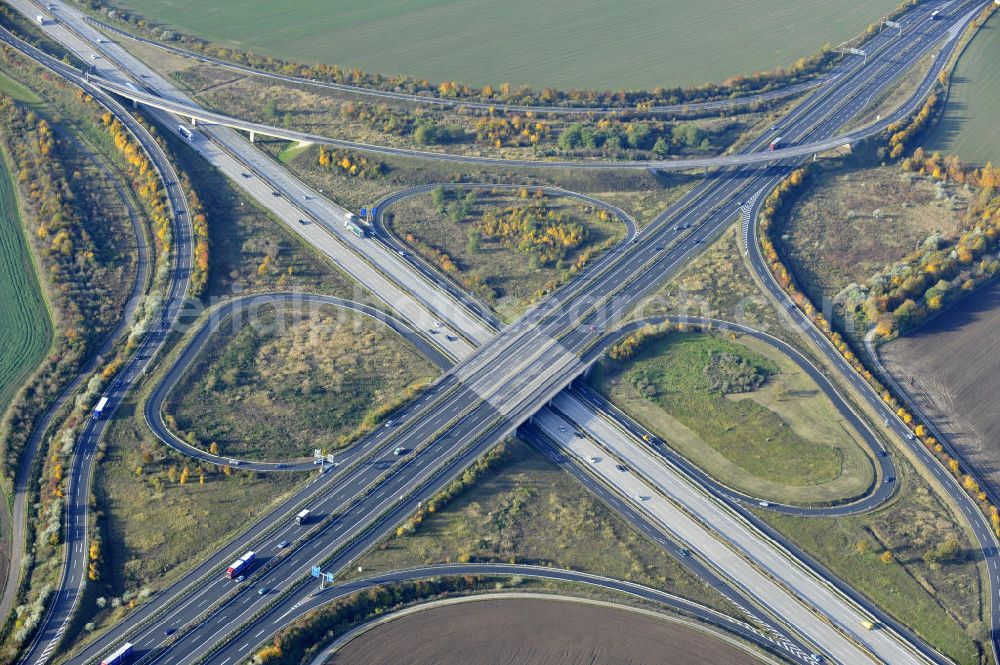 Aerial photograph Rippach - Das Autobahnkreuz Rippachtal verbindet die A 9 mit der A 38 und ist Teil der Mitteldeutschen Schleife. Das Autobahnkreuz ist von der Bauform ein Kleeblatt mit Tangentenlösungen. Auftraggeber war die DEGES Deutsche Einheit Fernstraßenplanungs u. -bau GmbH, ausführende Bauunternehmen die Firmen MAX BÖGL und Walter Bau AG. Bauüberwachung oblag der Bauüberwachung Hensel Ingenieur GmbH. The interchange connects the A Rippachtal 9 with the A 38 and is part of the Central German loop.