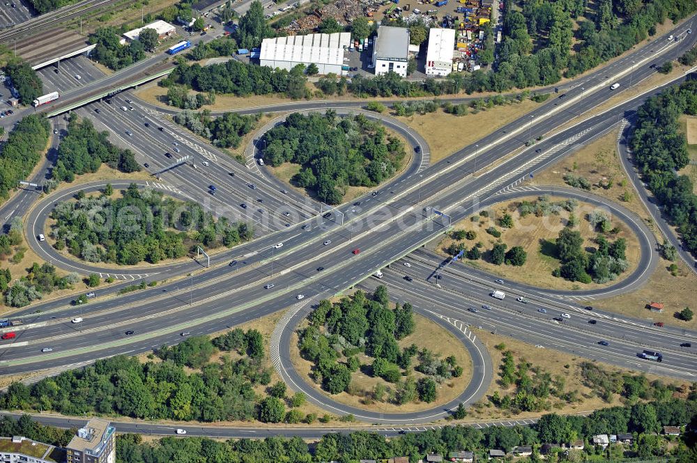 Aerial photograph Berlin - Blick auf das Autobahnkreuz Schöneberg. Es verbindet die A 100 und die A 103. View of the intersection of Schoeneberg. It connects the A 100 and the A 103.