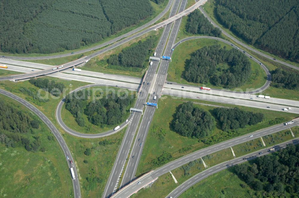 Schönefeld from above - Blick auf das Autobahnkreuz Schönefeld. Das Schönefelder Kreuz (umgangssprachlich auch Kreuz Schönefeld) ist ein Autobahnkreuz am südlichen Berliner Ring (A 10), der nach Süden die A 13 Dresden und nach Norden die A 113 Berlin anbindet. Das Kreuz wurde ursprünglich in der verbreiteten Kleeblattform errichtet, wobei drei sehr enge Kreisel (Tempo: 20 bis 40 km/h) gesetzt wurden, bis zur Wende fehlte sogar eine Tangente (Durchfahren von drei Kreiseln notwendig). Lediglich der Kreisel im nordwestlichen Quadranten des Autobahnkreuzes wurde überdimensioniert - in Relation zum gesamten Autobahnkreuz - errichtet. Der Umbau des Schönefelder Kreuzes in den 1990ern brachte eine Mischform hervor, die in Richtung eines Malteserkreuzes geht, der Wechsel Nord nach Ost und Süd nach West hat jedoch weiterhin enge Kreisel.