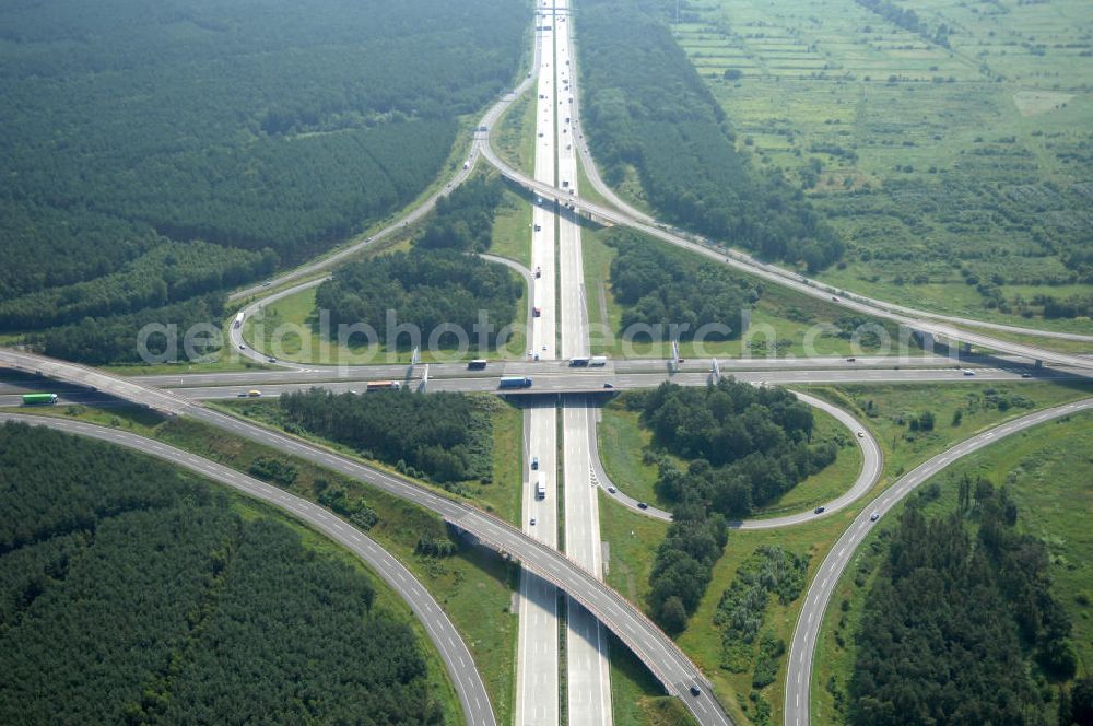 Schönefeld from above - Blick auf das Autobahnkreuz Schönefeld. Das Schönefelder Kreuz (umgangssprachlich auch Kreuz Schönefeld) ist ein Autobahnkreuz am südlichen Berliner Ring (A 10), der nach Süden die A 13 Dresden und nach Norden die A 113 Berlin anbindet. Das Kreuz wurde ursprünglich in der verbreiteten Kleeblattform errichtet, wobei drei sehr enge Kreisel (Tempo: 20 bis 40 km/h) gesetzt wurden, bis zur Wende fehlte sogar eine Tangente (Durchfahren von drei Kreiseln notwendig). Lediglich der Kreisel im nordwestlichen Quadranten des Autobahnkreuzes wurde überdimensioniert - in Relation zum gesamten Autobahnkreuz - errichtet. Der Umbau des Schönefelder Kreuzes in den 1990ern brachte eine Mischform hervor, die in Richtung eines Malteserkreuzes geht, der Wechsel Nord nach Ost und Süd nach West hat jedoch weiterhin enge Kreisel.