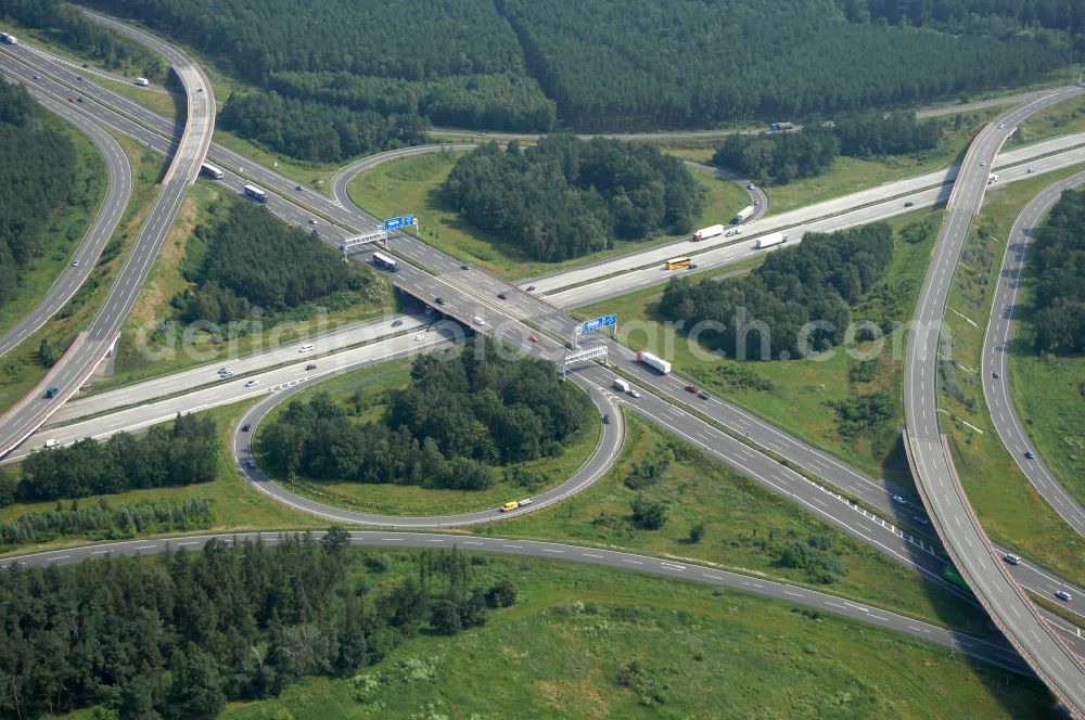 Schönefeld from above - Blick auf das Autobahnkreuz Schönefeld. Das Schönefelder Kreuz (umgangssprachlich auch Kreuz Schönefeld) ist ein Autobahnkreuz am südlichen Berliner Ring (A 10), der nach Süden die A 13 Dresden und nach Norden die A 113 Berlin anbindet. Das Kreuz wurde ursprünglich in der verbreiteten Kleeblattform errichtet, wobei drei sehr enge Kreisel (Tempo: 20 bis 40 km/h) gesetzt wurden, bis zur Wende fehlte sogar eine Tangente (Durchfahren von drei Kreiseln notwendig). Lediglich der Kreisel im nordwestlichen Quadranten des Autobahnkreuzes wurde überdimensioniert - in Relation zum gesamten Autobahnkreuz - errichtet. Der Umbau des Schönefelder Kreuzes in den 1990ern brachte eine Mischform hervor, die in Richtung eines Malteserkreuzes geht, der Wechsel Nord nach Ost und Süd nach West hat jedoch weiterhin enge Kreisel.