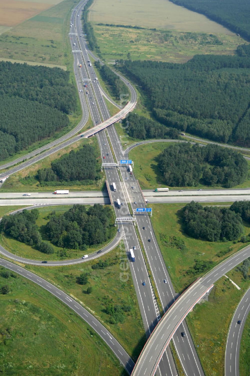 Schönefeld from the bird's eye view: Blick auf das Autobahnkreuz Schönefeld. Das Schönefelder Kreuz (umgangssprachlich auch Kreuz Schönefeld) ist ein Autobahnkreuz am südlichen Berliner Ring (A 10), der nach Süden die A 13 Dresden und nach Norden die A 113 Berlin anbindet. Das Kreuz wurde ursprünglich in der verbreiteten Kleeblattform errichtet, wobei drei sehr enge Kreisel (Tempo: 20 bis 40 km/h) gesetzt wurden, bis zur Wende fehlte sogar eine Tangente (Durchfahren von drei Kreiseln notwendig). Lediglich der Kreisel im nordwestlichen Quadranten des Autobahnkreuzes wurde überdimensioniert - in Relation zum gesamten Autobahnkreuz - errichtet. Der Umbau des Schönefelder Kreuzes in den 1990ern brachte eine Mischform hervor, die in Richtung eines Malteserkreuzes geht, der Wechsel Nord nach Ost und Süd nach West hat jedoch weiterhin enge Kreisel.