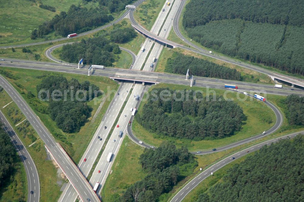 Schönefeld from the bird's eye view: Blick auf das Autobahnkreuz Schönefeld. Das Schönefelder Kreuz (umgangssprachlich auch Kreuz Schönefeld) ist ein Autobahnkreuz am südlichen Berliner Ring (A 10), der nach Süden die A 13 Dresden und nach Norden die A 113 Berlin anbindet. Das Kreuz wurde ursprünglich in der verbreiteten Kleeblattform errichtet, wobei drei sehr enge Kreisel (Tempo: 20 bis 40 km/h) gesetzt wurden, bis zur Wende fehlte sogar eine Tangente (Durchfahren von drei Kreiseln notwendig). Lediglich der Kreisel im nordwestlichen Quadranten des Autobahnkreuzes wurde überdimensioniert - in Relation zum gesamten Autobahnkreuz - errichtet. Der Umbau des Schönefelder Kreuzes in den 1990ern brachte eine Mischform hervor, die in Richtung eines Malteserkreuzes geht, der Wechsel Nord nach Ost und Süd nach West hat jedoch weiterhin enge Kreisel.