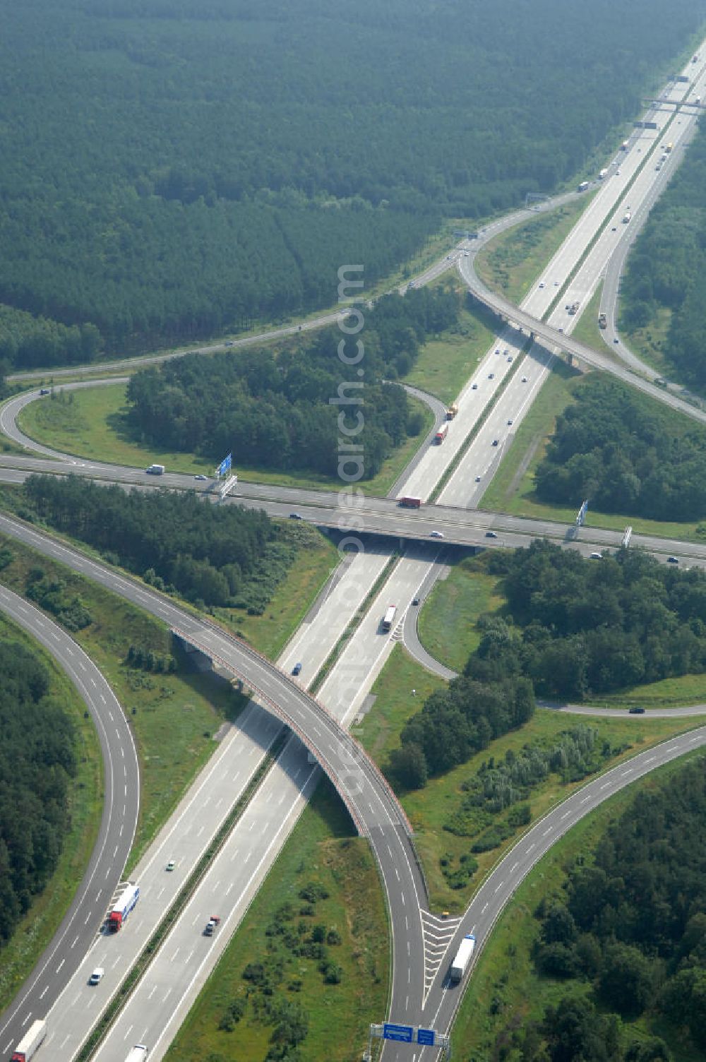 Schönefeld from the bird's eye view: Blick auf das Autobahnkreuz Schönefeld. Das Schönefelder Kreuz (umgangssprachlich auch Kreuz Schönefeld) ist ein Autobahnkreuz am südlichen Berliner Ring (A 10), der nach Süden die A 13 Dresden und nach Norden die A 113 Berlin anbindet. Das Kreuz wurde ursprünglich in der verbreiteten Kleeblattform errichtet, wobei drei sehr enge Kreisel (Tempo: 20 bis 40 km/h) gesetzt wurden, bis zur Wende fehlte sogar eine Tangente (Durchfahren von drei Kreiseln notwendig). Lediglich der Kreisel im nordwestlichen Quadranten des Autobahnkreuzes wurde überdimensioniert - in Relation zum gesamten Autobahnkreuz - errichtet. Der Umbau des Schönefelder Kreuzes in den 1990ern brachte eine Mischform hervor, die in Richtung eines Malteserkreuzes geht, der Wechsel Nord nach Ost und Süd nach West hat jedoch weiterhin enge Kreisel.