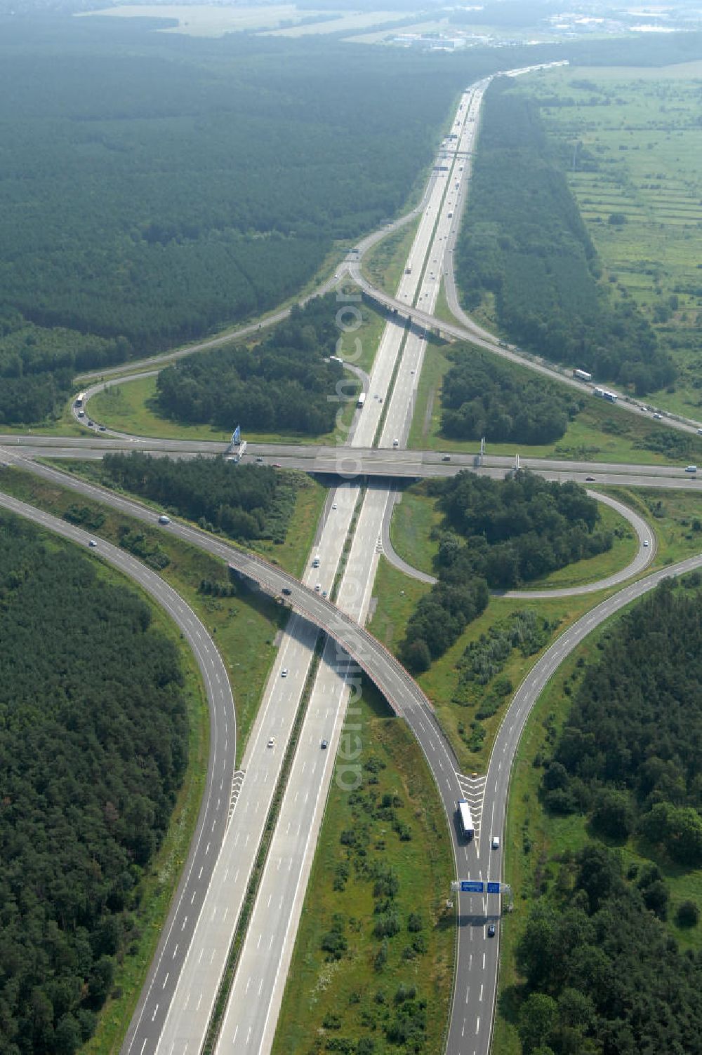 Schönefeld from the bird's eye view: Blick auf das Autobahnkreuz Schönefeld. Das Schönefelder Kreuz (umgangssprachlich auch Kreuz Schönefeld) ist ein Autobahnkreuz am südlichen Berliner Ring (A 10), der nach Süden die A 13 Dresden und nach Norden die A 113 Berlin anbindet. Das Kreuz wurde ursprünglich in der verbreiteten Kleeblattform errichtet, wobei drei sehr enge Kreisel (Tempo: 20 bis 40 km/h) gesetzt wurden, bis zur Wende fehlte sogar eine Tangente (Durchfahren von drei Kreiseln notwendig). Lediglich der Kreisel im nordwestlichen Quadranten des Autobahnkreuzes wurde überdimensioniert - in Relation zum gesamten Autobahnkreuz - errichtet. Der Umbau des Schönefelder Kreuzes in den 1990ern brachte eine Mischform hervor, die in Richtung eines Malteserkreuzes geht, der Wechsel Nord nach Ost und Süd nach West hat jedoch weiterhin enge Kreisel.