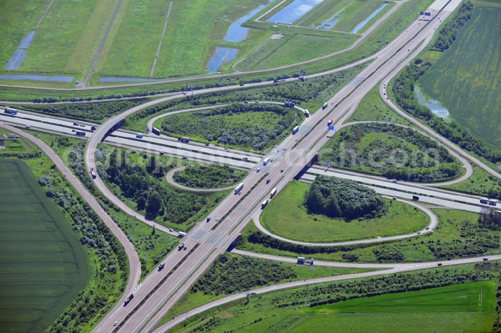 Schkeuditz from the bird's eye view: Junction Schreuditzer cross the motorway BAB A14 and A9 on Schkeuditz airport in the state of Saxony