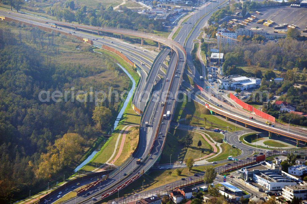 Aerial image Warschau Warszawa - Blick auf das Autobahnkreuz der E30 zwischen den Stadtteilen Praga-Poludnie und Wawer in der polnischen Hauptstadt. Junction of the E30 between the districts and Praga Poludnie Wawer in the Polish capital.