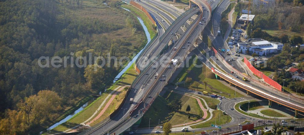 Aerial photograph Warschau Warszawa - Blick auf das Autobahnkreuz der E30 zwischen den Stadtteilen Praga-Poludnie und Wawer in der polnischen Hauptstadt. Junction of the E30 between the districts and Praga Poludnie Wawer in the Polish capital.