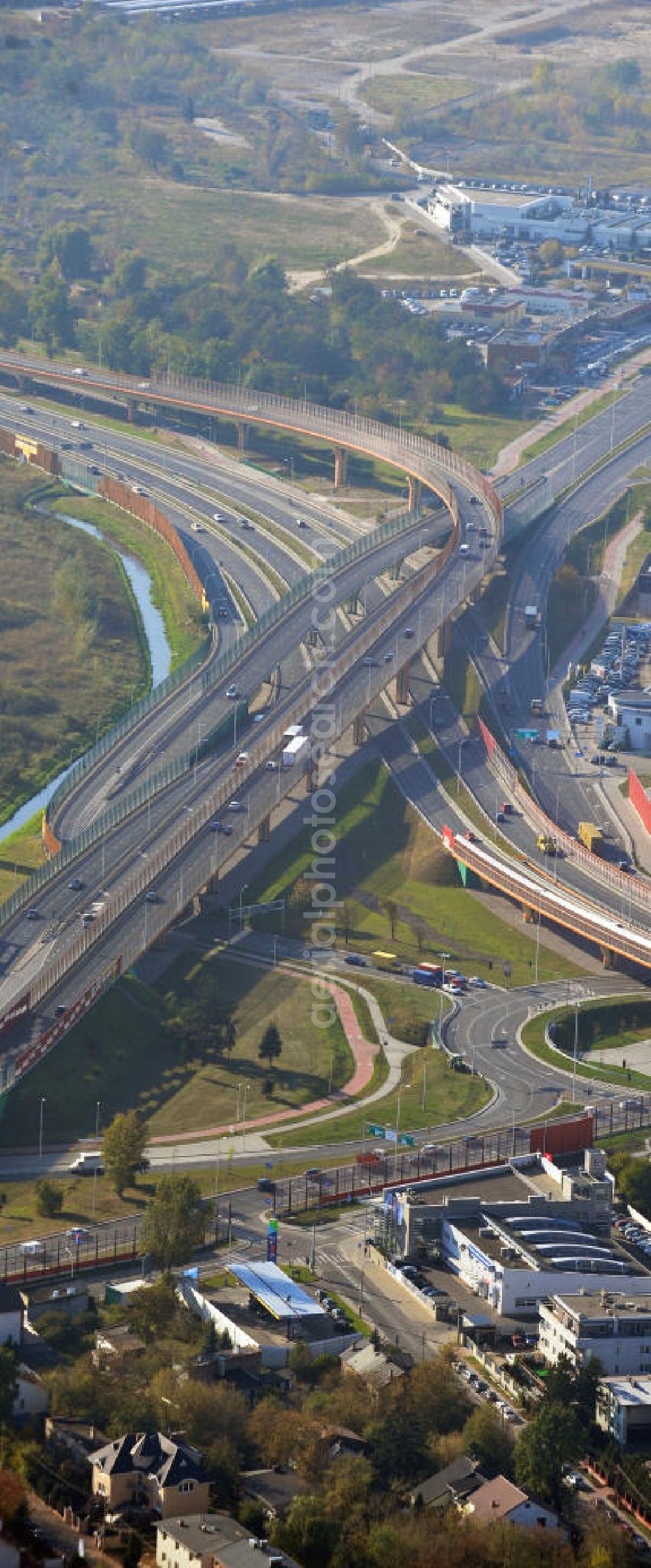 Warschau Warszawa from above - Blick auf das Autobahnkreuz der E30 zwischen den Stadtteilen Praga-Poludnie und Wawer in der polnischen Hauptstadt. Junction of the E30 between the districts and Praga Poludnie Wawer in the Polish capital.